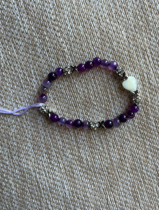 Purple agate stone bracelet with white shell heart